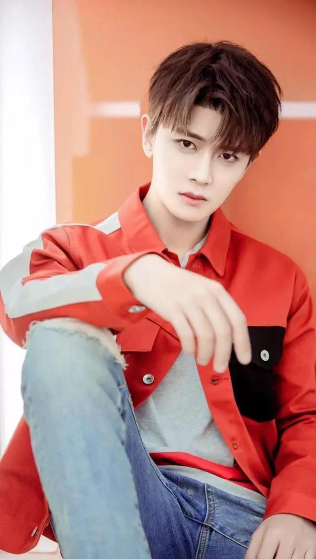演员，任嘉伦说，我高一的时候就参加了成人高考，因为我从小是体育生，我打乒乓球的，