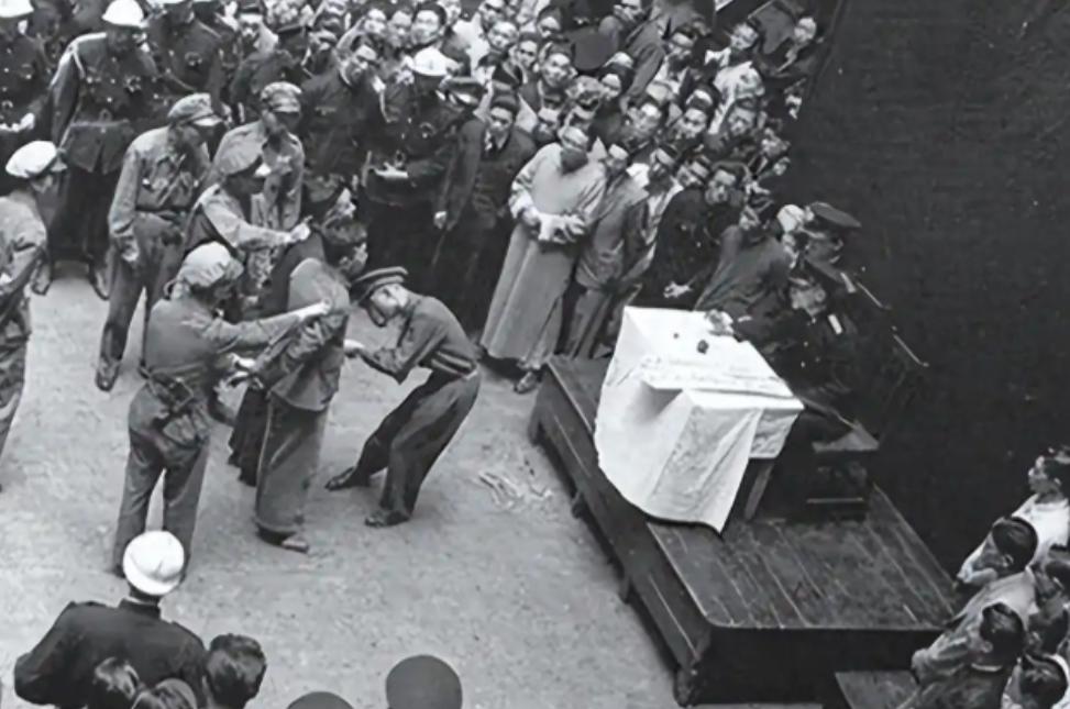 1947年4月，甘肃庆阳被国民党军队占领，地下党员陈斌因叛徒出卖被捕，敌人设下圈