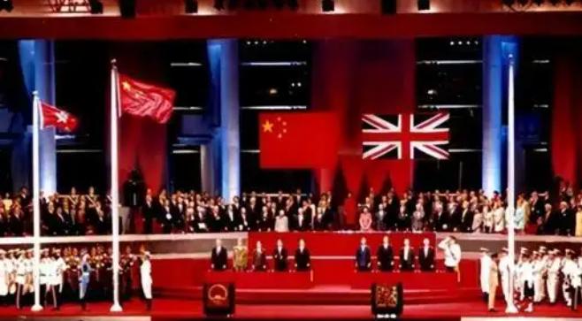 大众普遍存在一个认知误区，认为1997年香港顺利回归，是英国恪守99年租约契约的