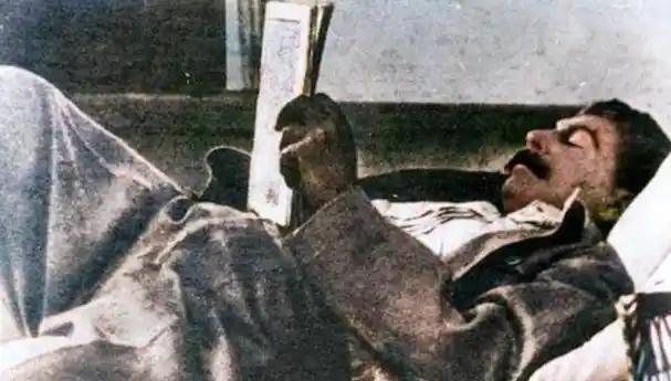 斯大林倒在冰冷的地板上，没人愿意救他……斯大林在去世前犯病倒地，过了很长时间才被