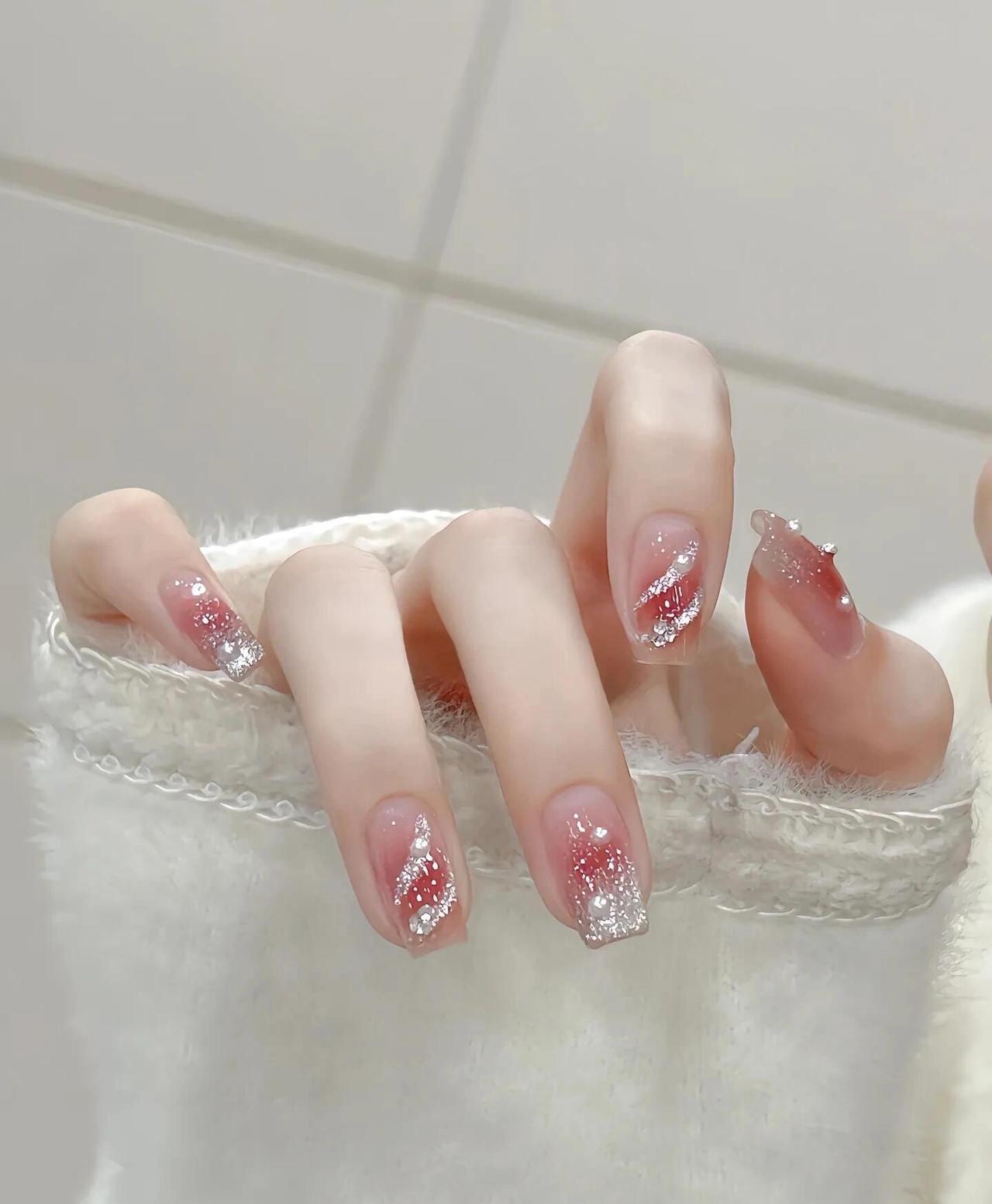 昨天我们小区门口碰见楼管，她悄悄跟我说：三号楼二单元那对新婚夫妻，离了。

我愣