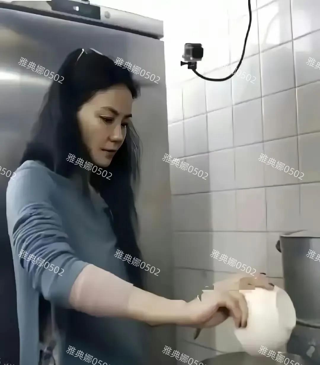 李亚鹏采访时说王菲不会做饭，家里买了全套的锅都成了摆设，婚后还曾期待她给全院人做