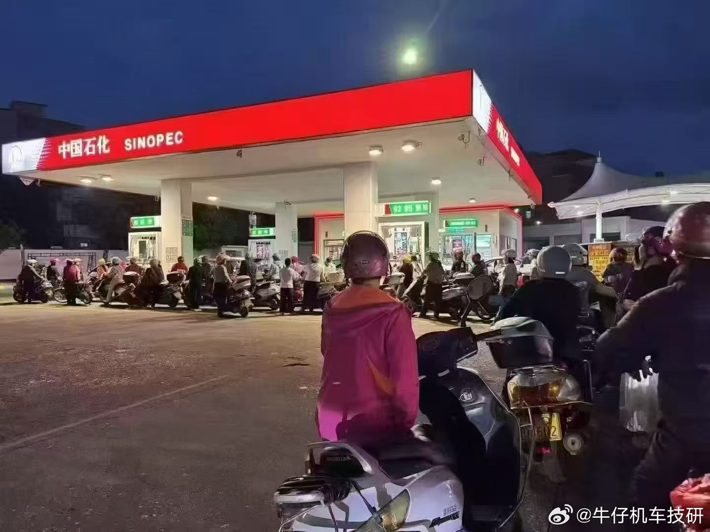 油价要涨了，但是我想不明白这些油箱容积就5L的踏板车来凑什么热闹，升价后一箱油也