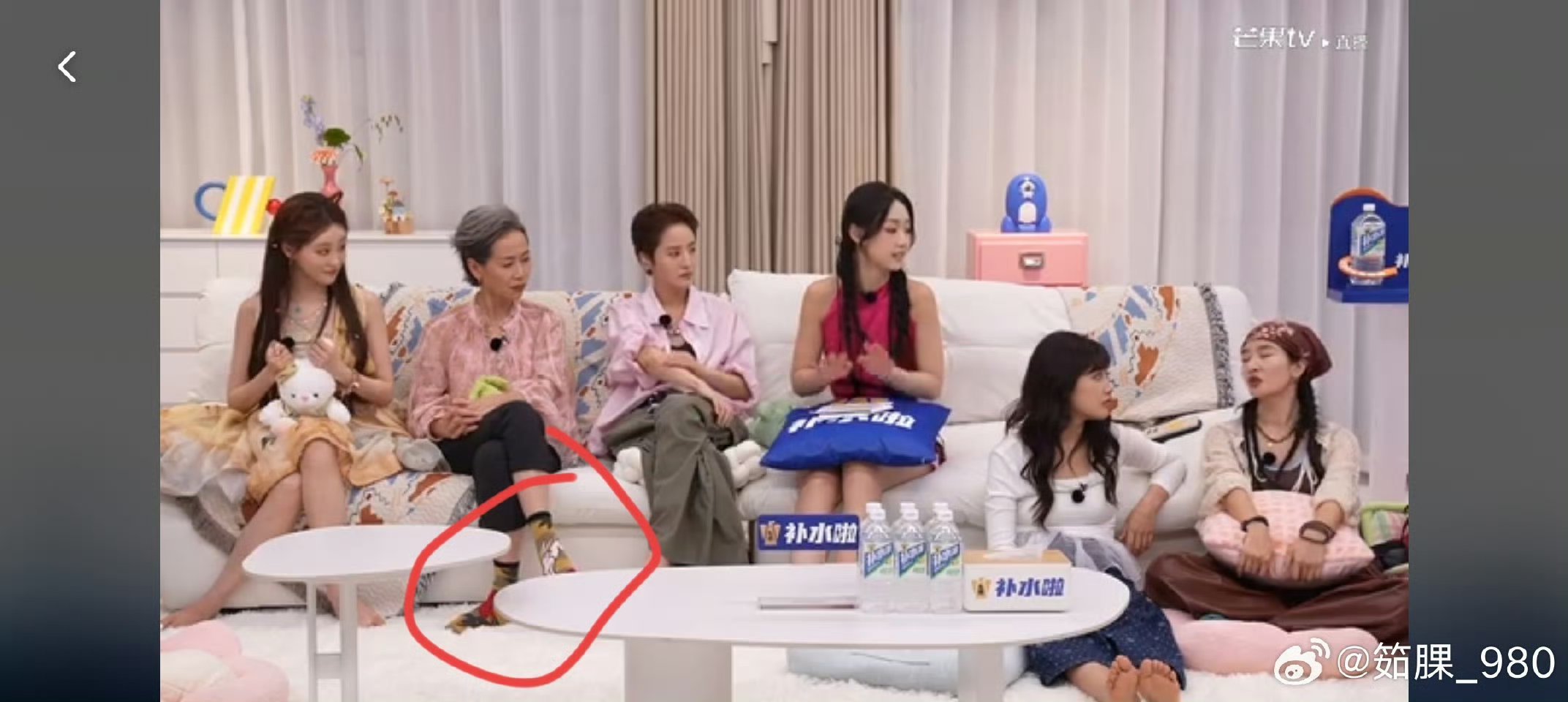 叶童到底有多少条花袜子叶童的丑袜子 啊哈哈哈哈真服了 ​​​