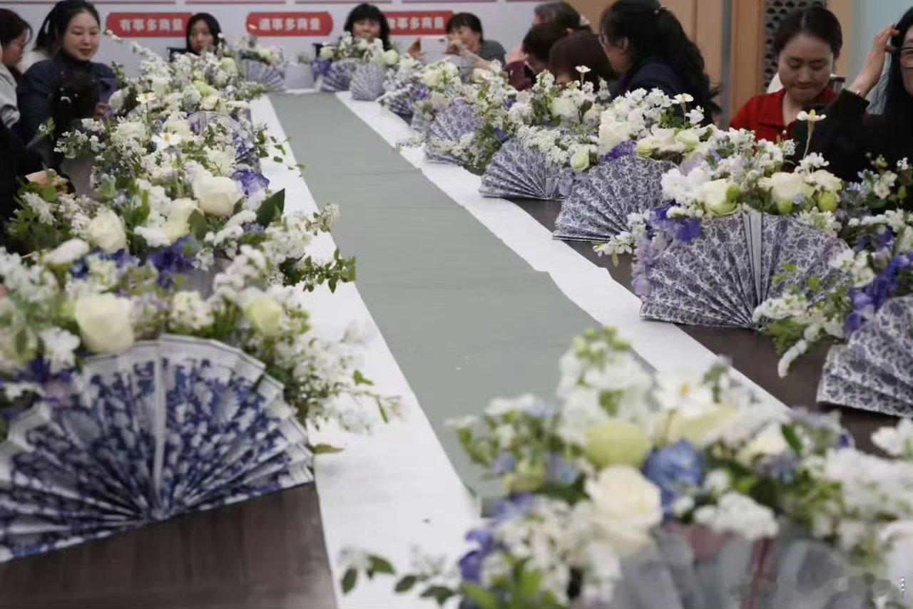 台州让艺术课堂走进市民的日常 近日，台州市天台县始丰街道“全民艺术课堂”越剧教唱