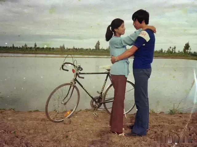 那个年代只要家里有一辆自行车，找老婆简直就是易如反掌，不管你是工人还是农民，有单