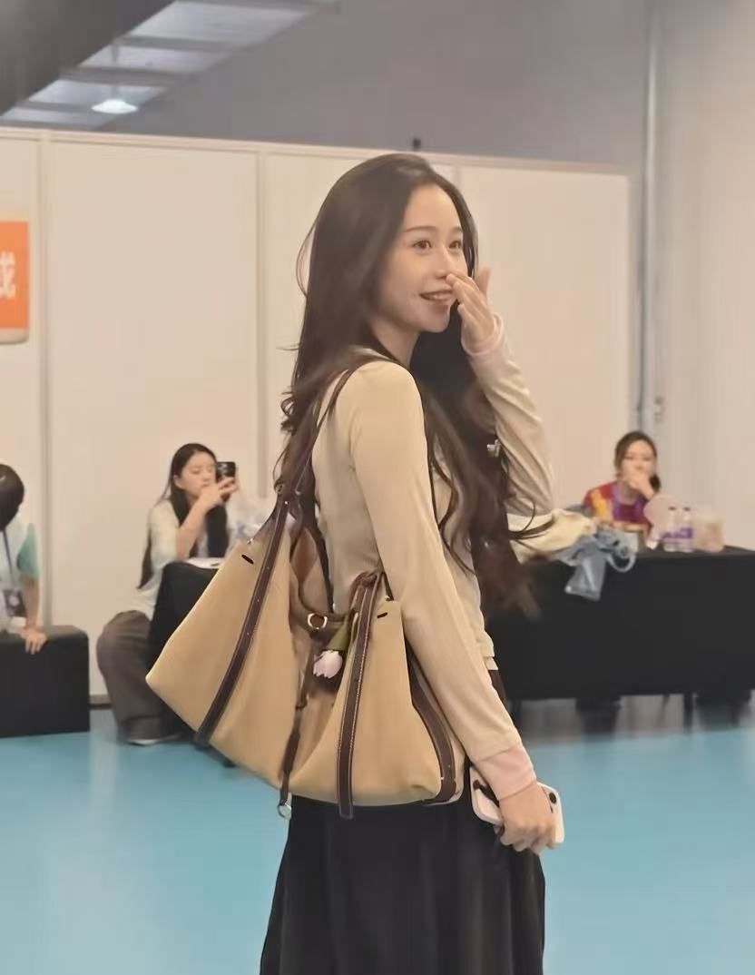 中秋节偶遇王晓慧中秋节偶遇淑柔湖南中秋晚会后台偶遇王晓慧本慧！真人好美啊，气质直