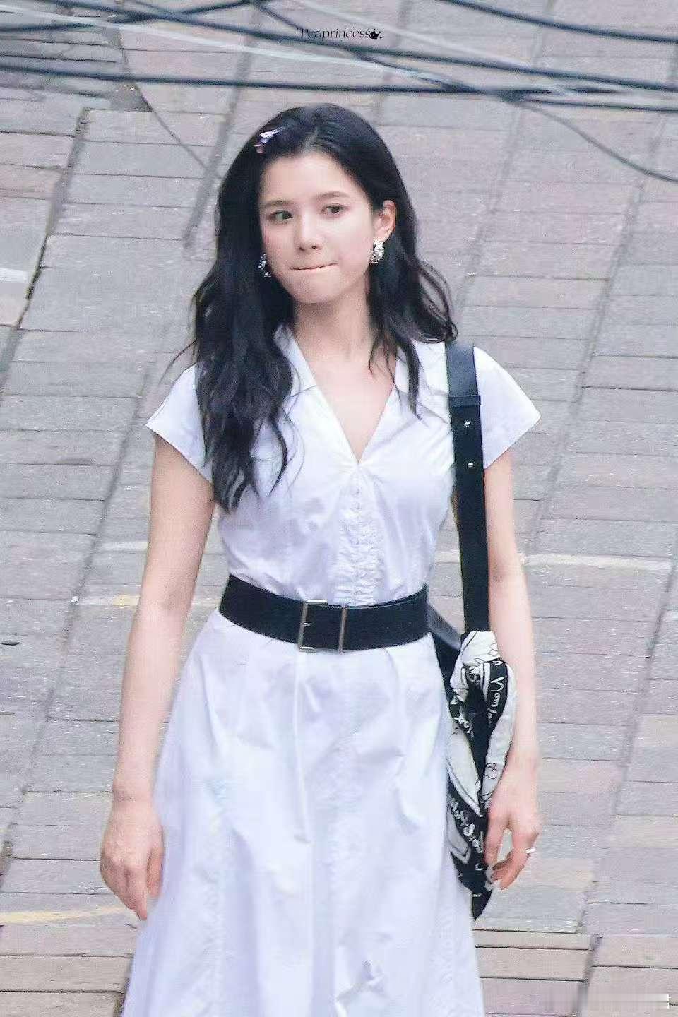 张婧仪野狗骨头路透 白色裙子看过去好干净大方啊 真的很适合白色 好美啊 爱死了~