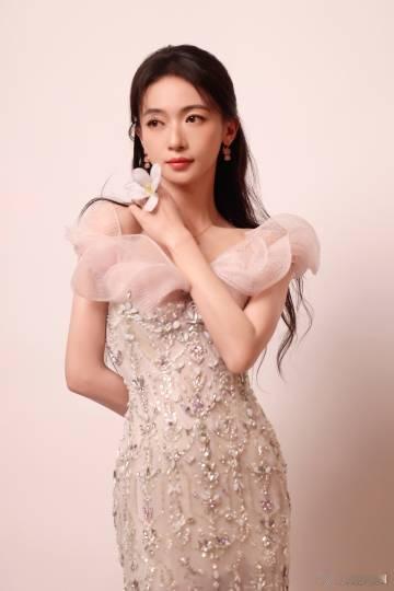 吴谨言人生妆造出现了吴谨言人鱼公主既视感 吴谨言人生妆造出现了，今天完全就是我们