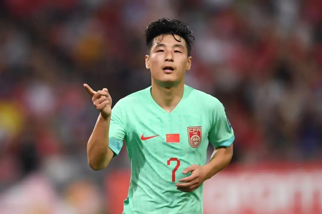 中国男足迎来调整，高准翼和王大雷有希望首发，预测2：0取胜。
第一，中国男足首发