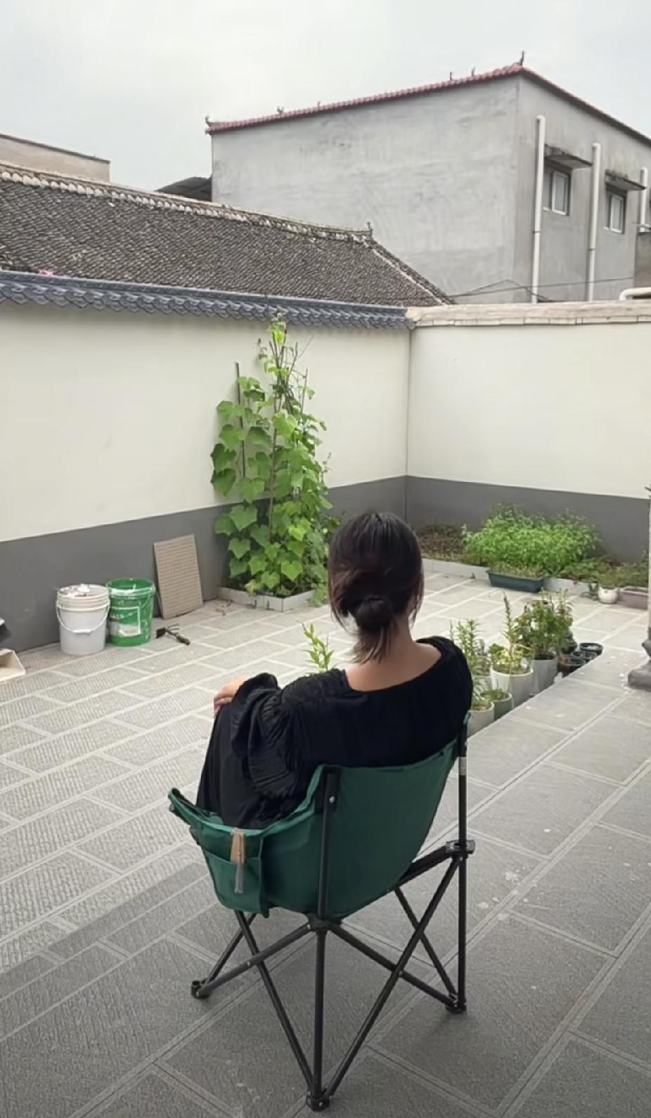 快40岁的我，
还没有一个孩子活得通透
去幼儿园给孩子开家长会
有个小女孩 因为