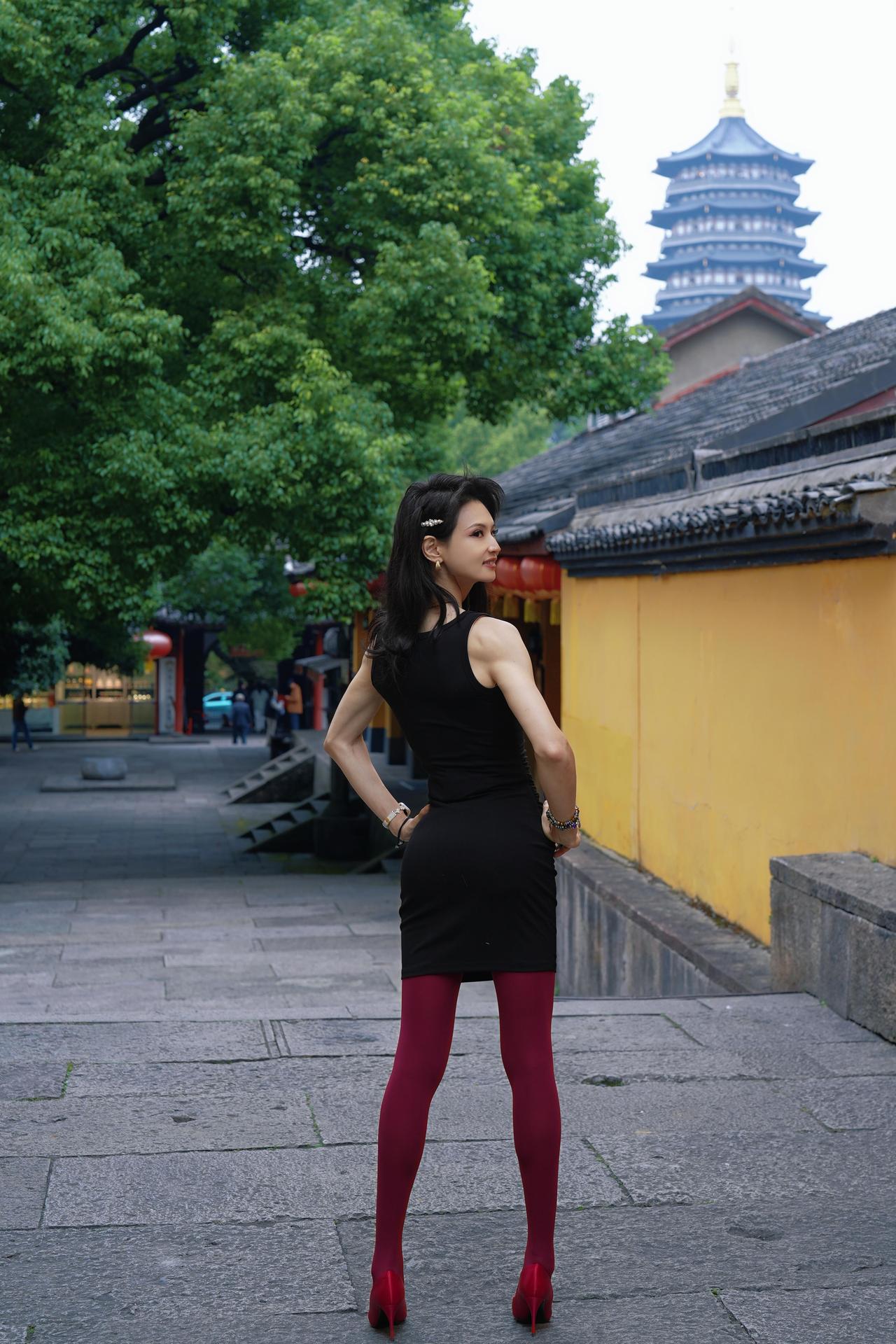 晒图笔记大赛红色丝袜高跟鞋穿搭小美女，让人养眼！