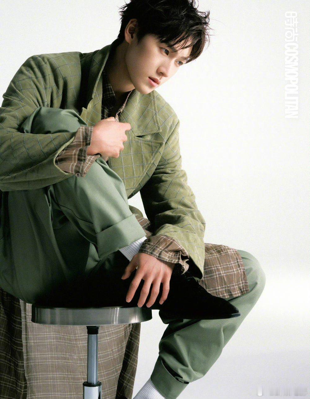 李昀锐时尚cosmo5月刊李昀锐时尚cosmo5月刊封面来了，干净清爽，表现力很