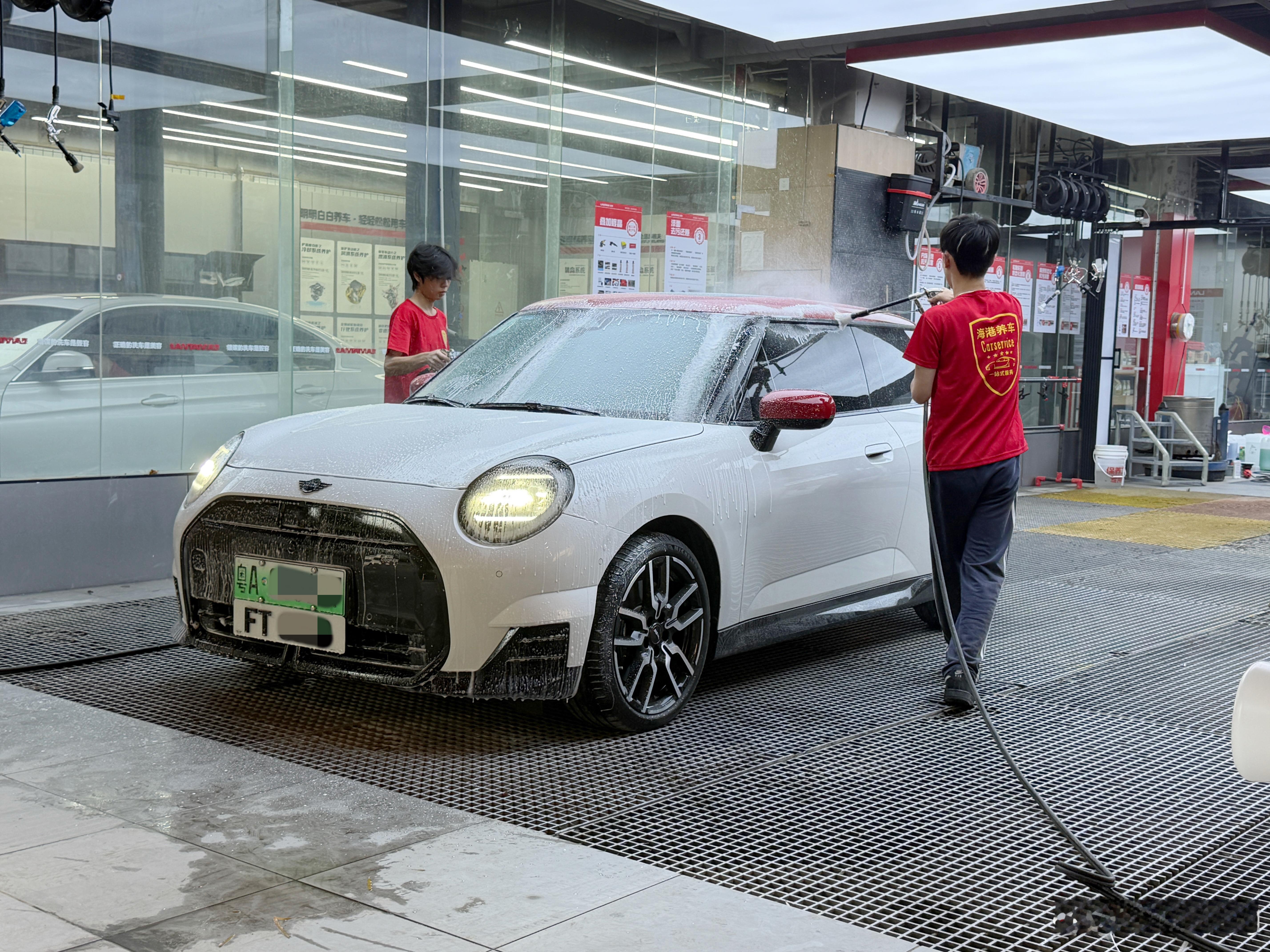 五一出行高峰路况洗个车充个电，明天一早就去高速添堵，感受一下节日气氛！ 