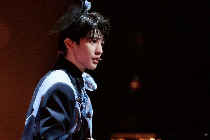 王俊凯的跨年老家跨年回到重庆老家的王俊凯也太暖了，不搞大排场，只用贴心举动陪伴家