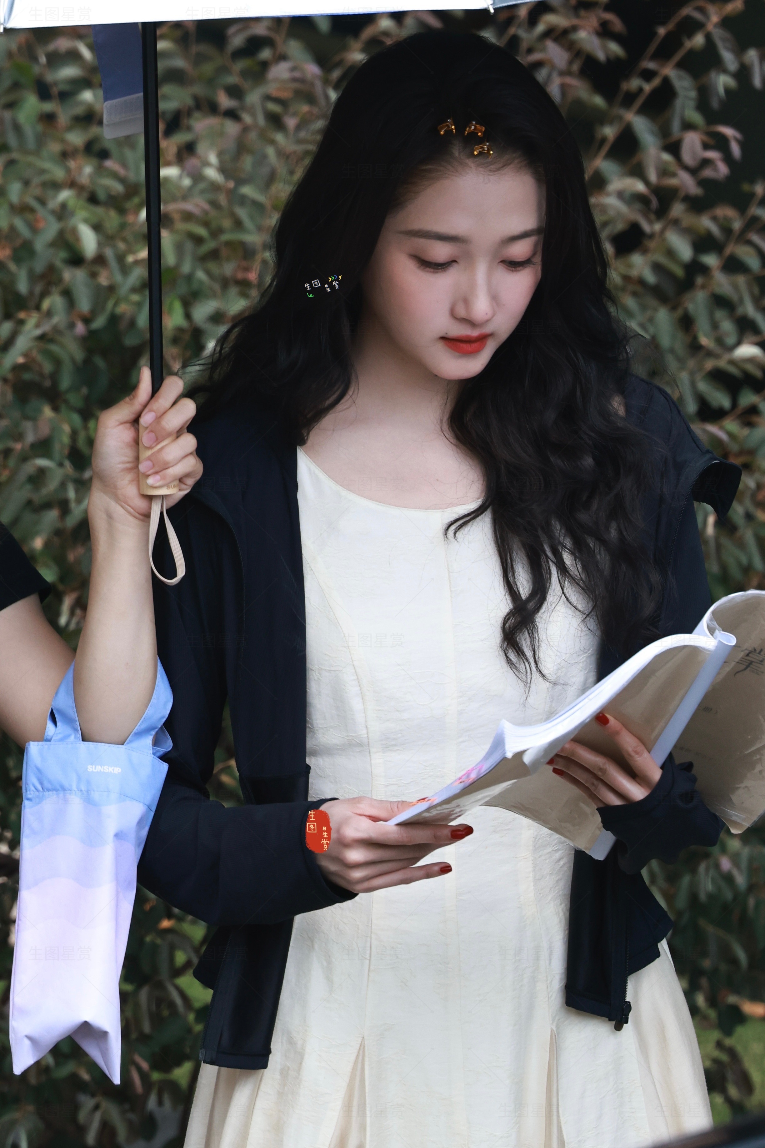 关晓彤今天红掌 带妆路透认真看剧本的彤彤最美关晓彤孟露莎