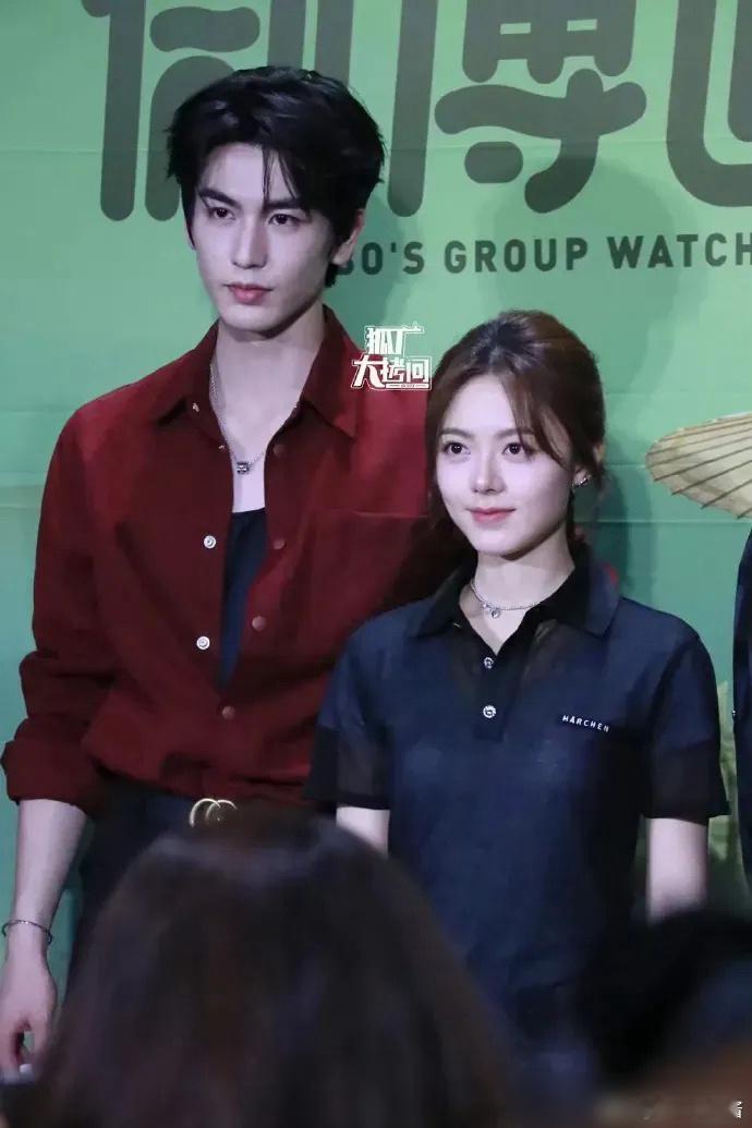 原来度华年制片人为了说服张凌赫出演，竟然亲自剪了赵今麦张凌赫cp向视频。 ​​​