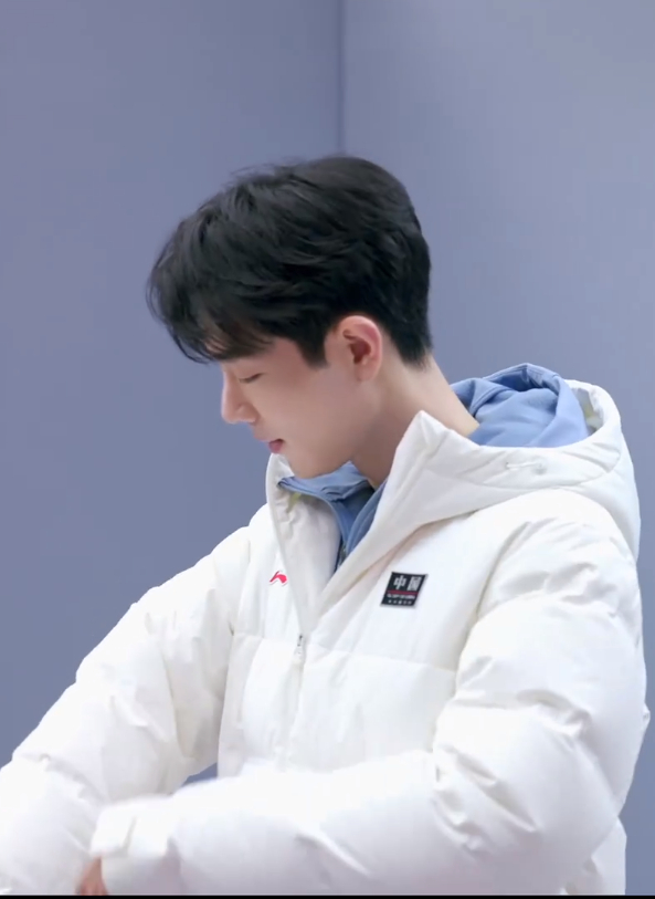 肖战白色羽绒服look肖战先暖一步 肖战先暖一步，肖战白色羽绒服look，满分治