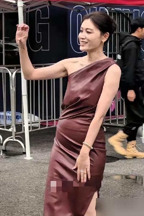 女人到了一定年纪，尽量穿得宽松一点吧。尤其是生过孩子的中年女人，小肚子太容易长肉