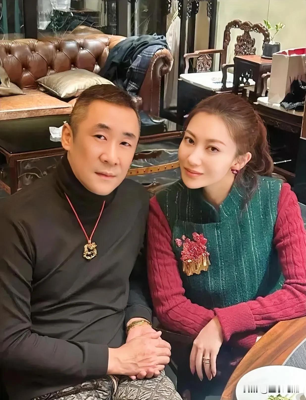 章子怡哥哥嫂嫂两夫妻合照太惊艳啦！
嫂子颜值和气质简直绝了，身穿素雅连衣裙，长发