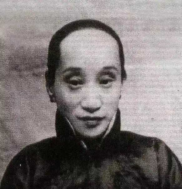 深夜，朱安推开鲁迅的房门。突然，她主动解开衣扣，哀求说：“大先生，跟我圆房吧！”
