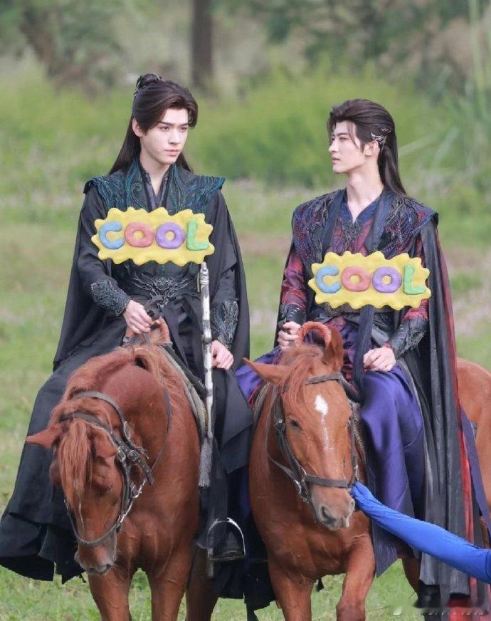 《暗河传生图》最新路透：男主与男二骑马对峙，眼神交锋，紧张氛围浓厚。 