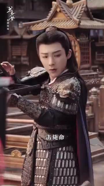 下一场准备工作ing。
南珩和他的武器库。耍弄空气，下面有请刘师傅为您下面挑选对