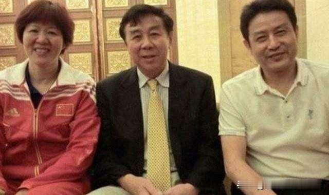他们三个人都是杰出的女排教练，各有千秋。估计大部分人只能认出郎平和陈忠和，中间这