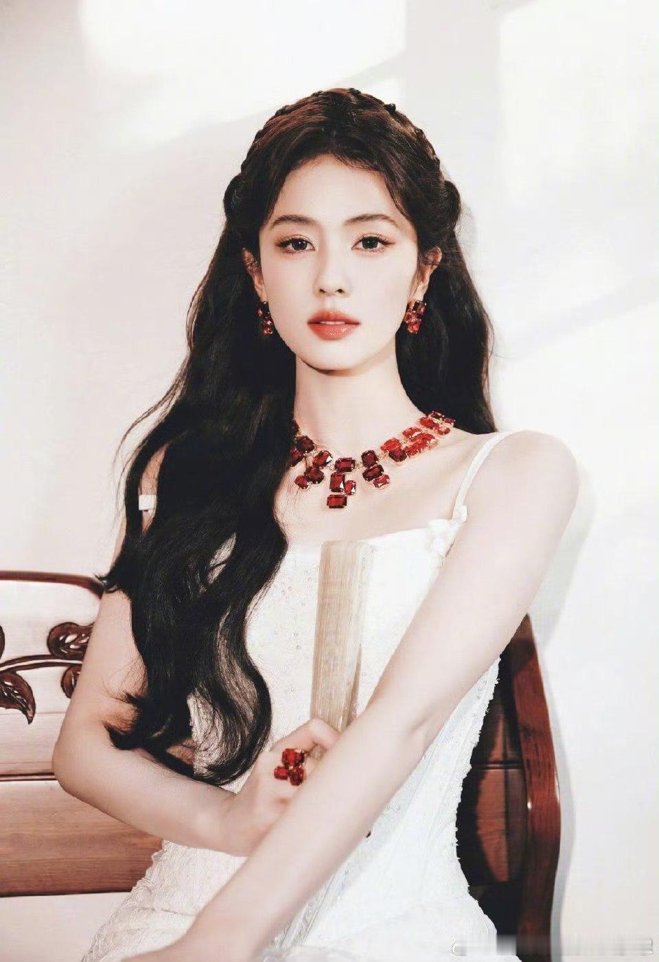 白鹿卷发完全是人间芭比，今日份鹿子美得好贵气！白鹿