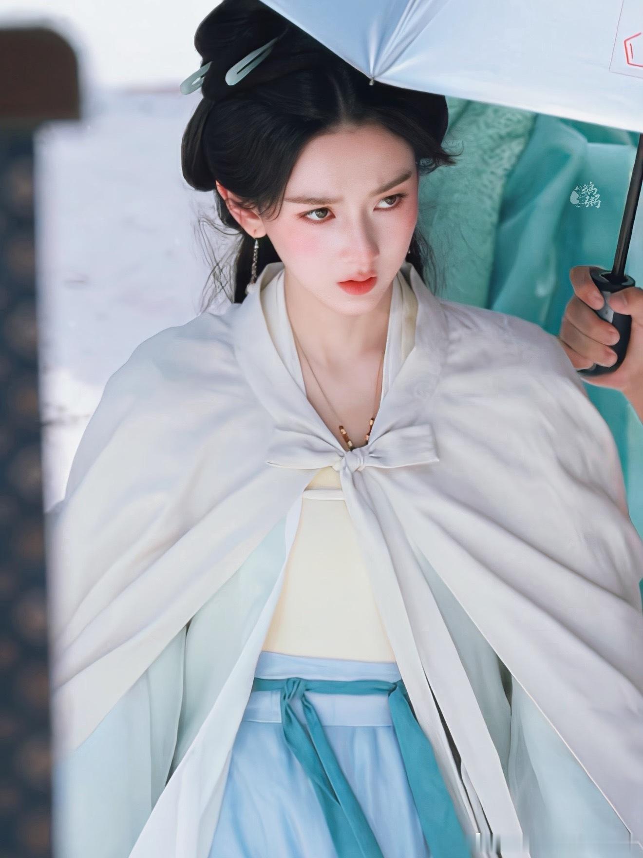 与宋祖儿对视这一秒谁能扛住宋祖儿这波对视杀！纯粹干净的古典长相，无多余修饰尽显清