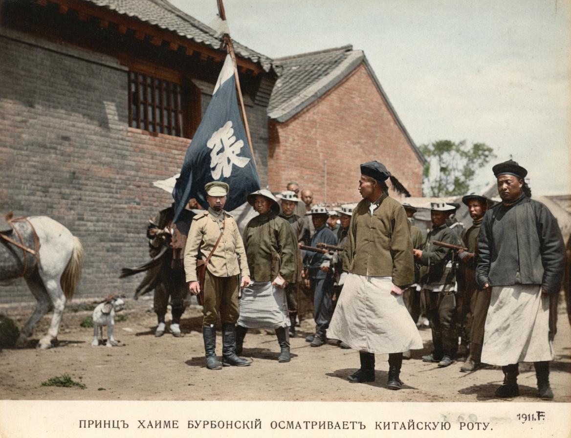 1900年，庚子国变时期，一杆迎风矗立的巨型帅旗，旗面硕大一个「張（张）」大字，