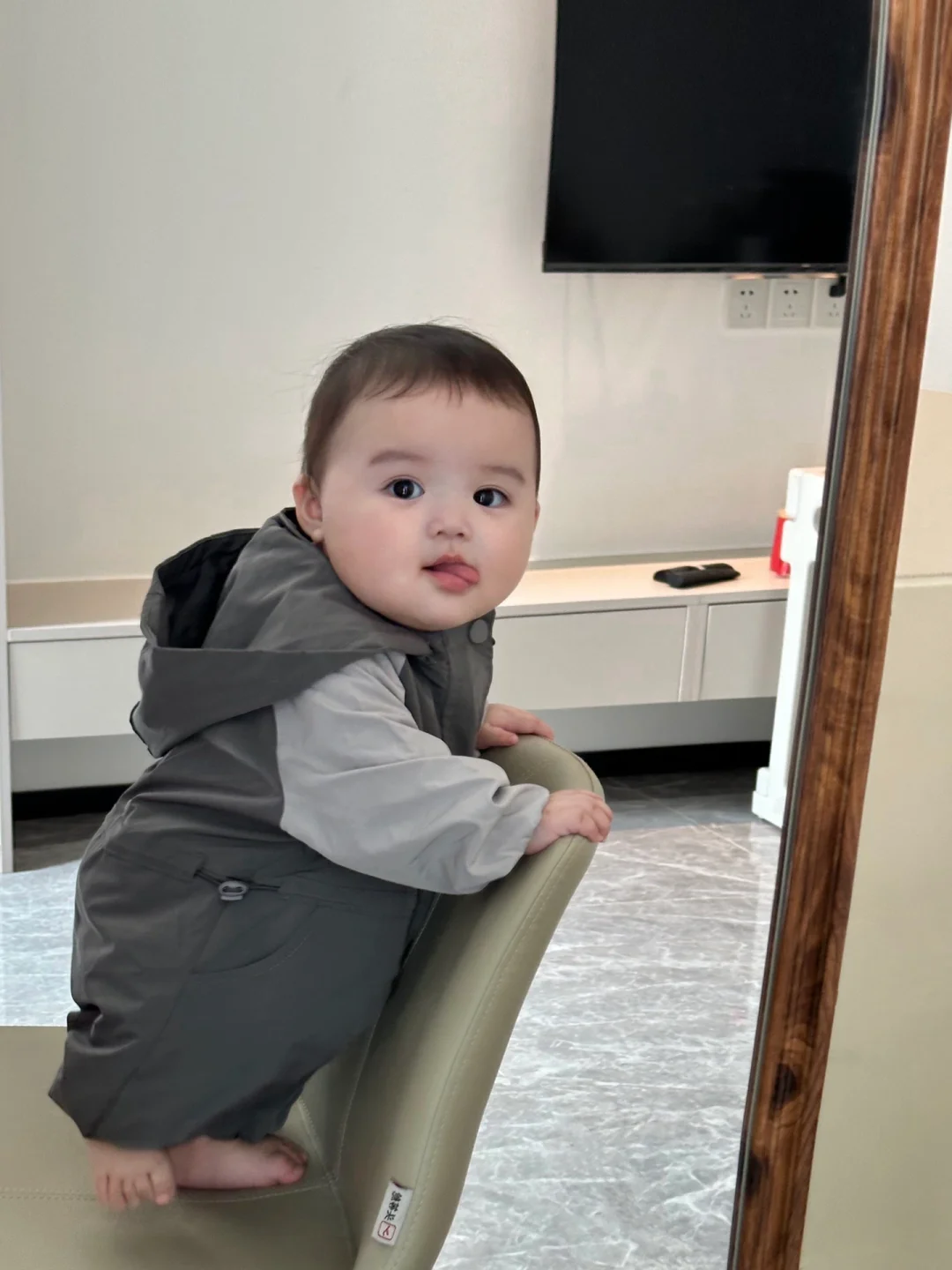 好喜欢我的胖宝宝，真像一个小手办呀～