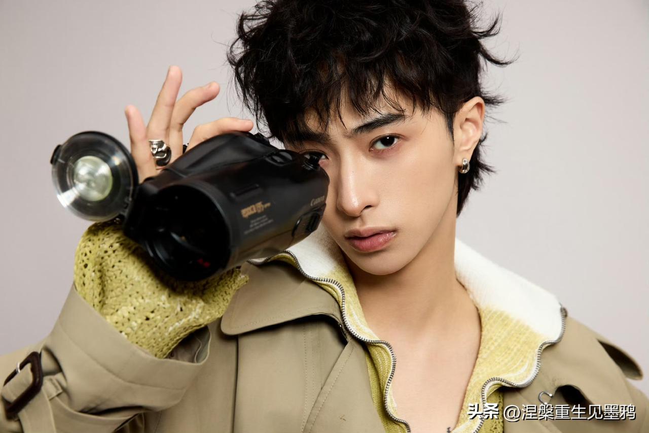 恩利的一组时尚大片释出，他原名庾翰睿，是庾澄庆和伊能静的儿子，出生于2002年3