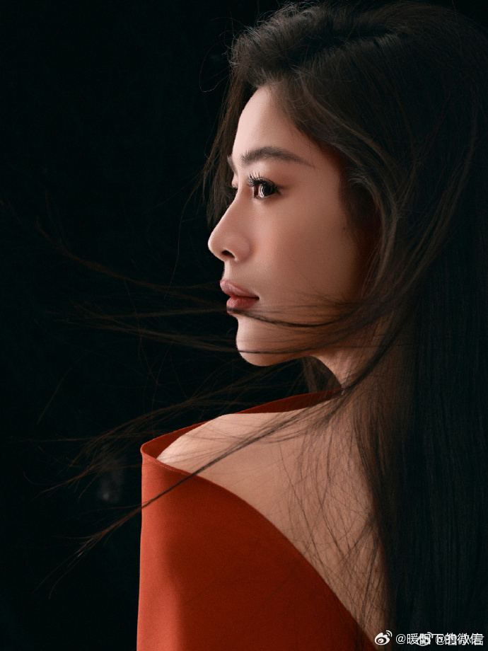 陈丽君红毯权威美貌陈丽君很适合这类正式红毯场合，微博之夜上的表现沉稳又亮眼，流苏