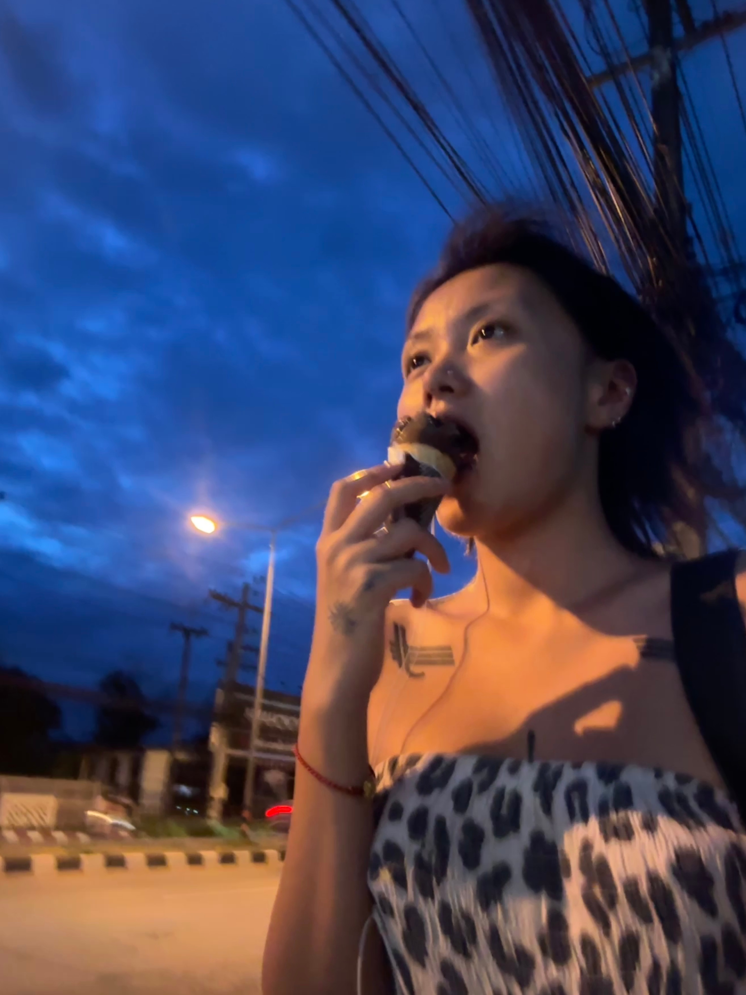 蓝调时刻来个巧克力甜筒，妙哉 
