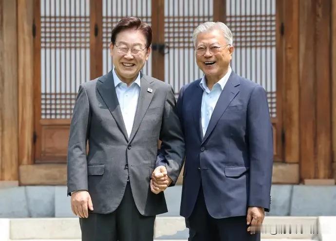 人情世故的高手！

李在明在青瓦台宴请文在寅，镜头之下满满的师生情，前总统与现总