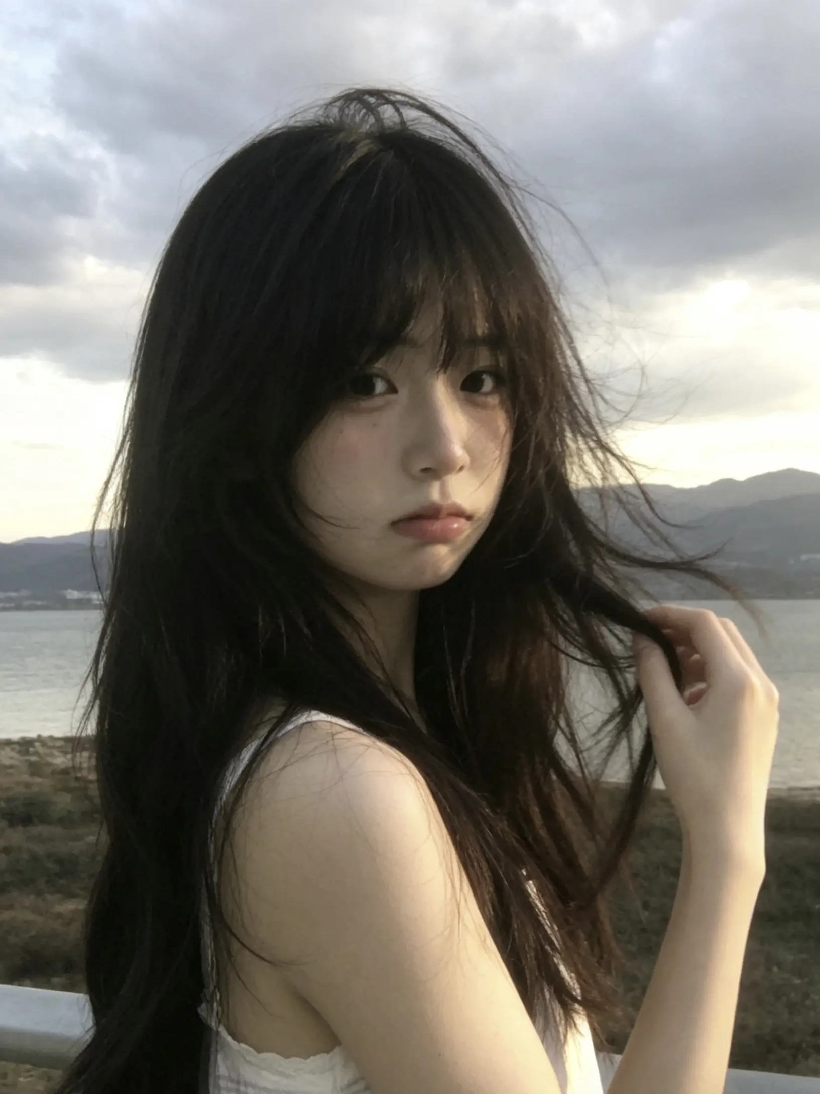 我们的距离是0.6厘米 那是屏幕的厚度 如果我的眼泪掉下去 你那里会下...