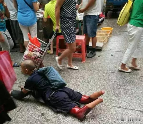 2016年，广州男子买菜时，偶遇双脚被截断的乞丐，仔细辨认下发现，这竟是失踪12