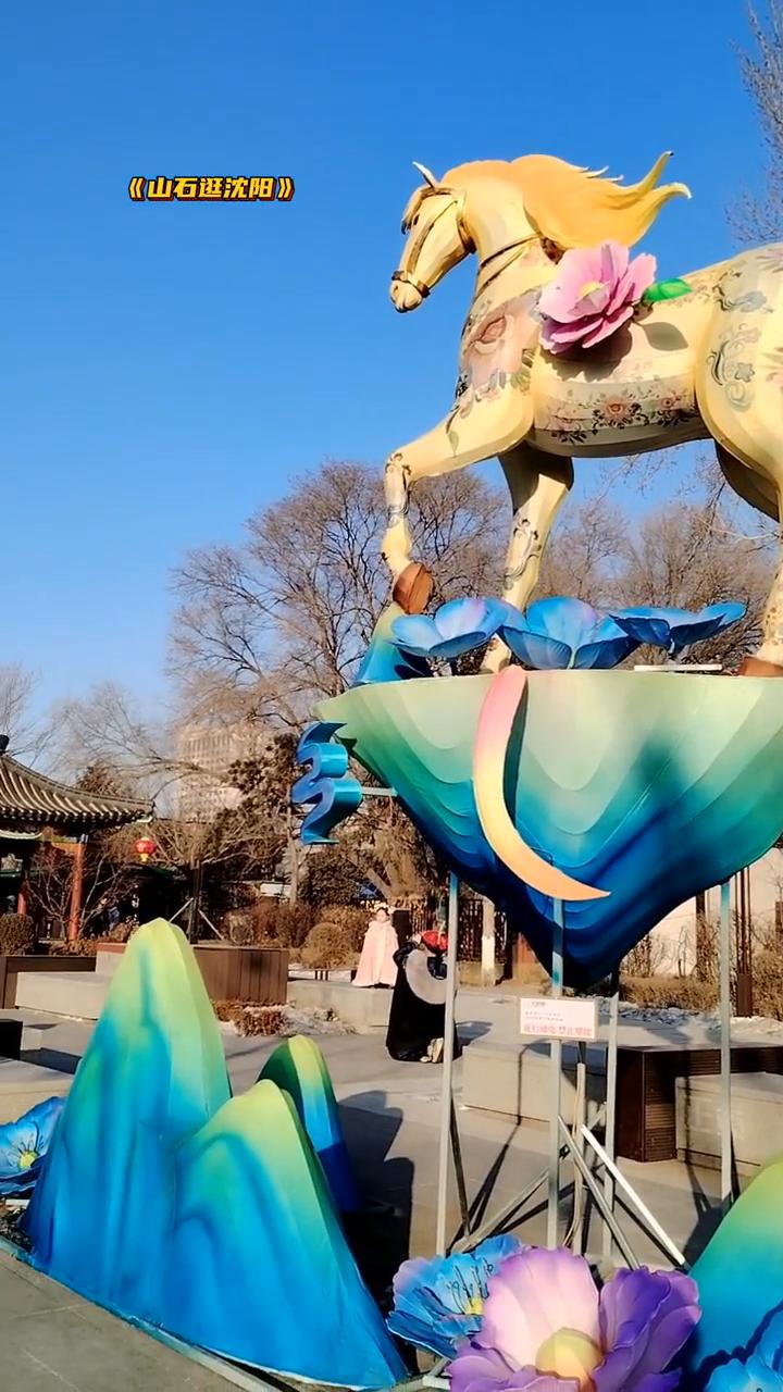 沈阳美景：古城广场。
山石逛沈阳。
大家好，我现在的位置是在沈阳故宫旁边的古城广