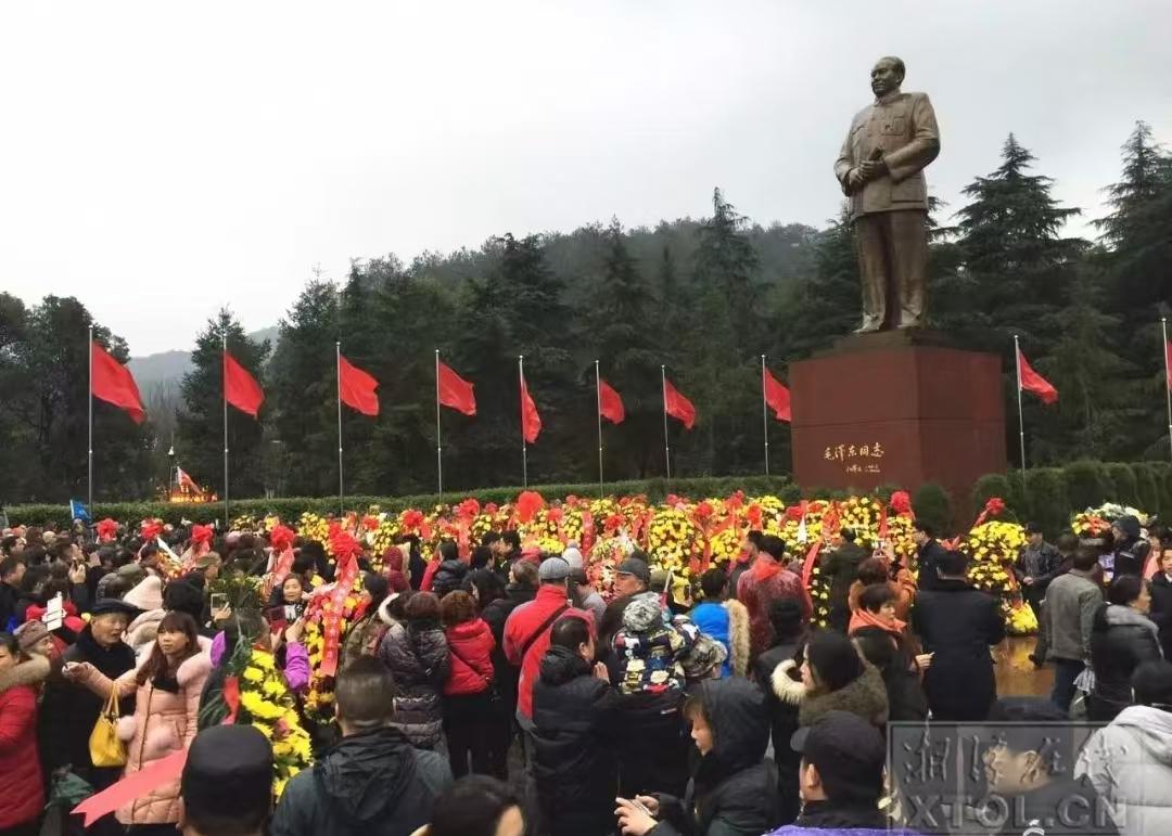 这些年有个特别戳人的现象，不管什么时节，韶山故里总是游人如织，毛主席纪念堂前常年