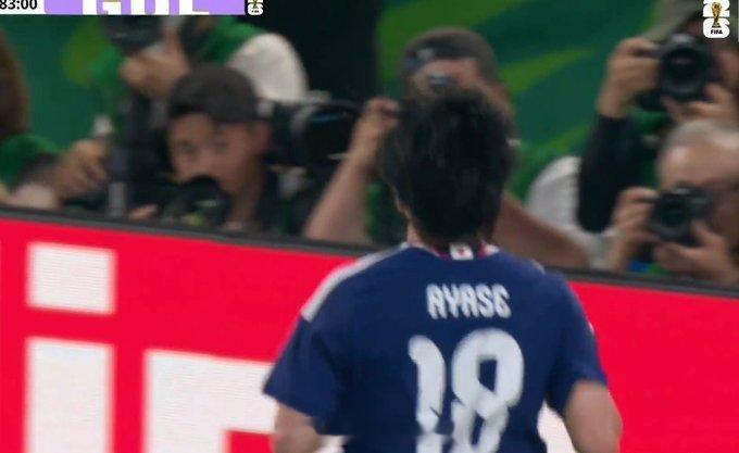 日本队进球停不下来 18号上田绮世头球吊射破门，日本队4-0领先，进球停不下来了