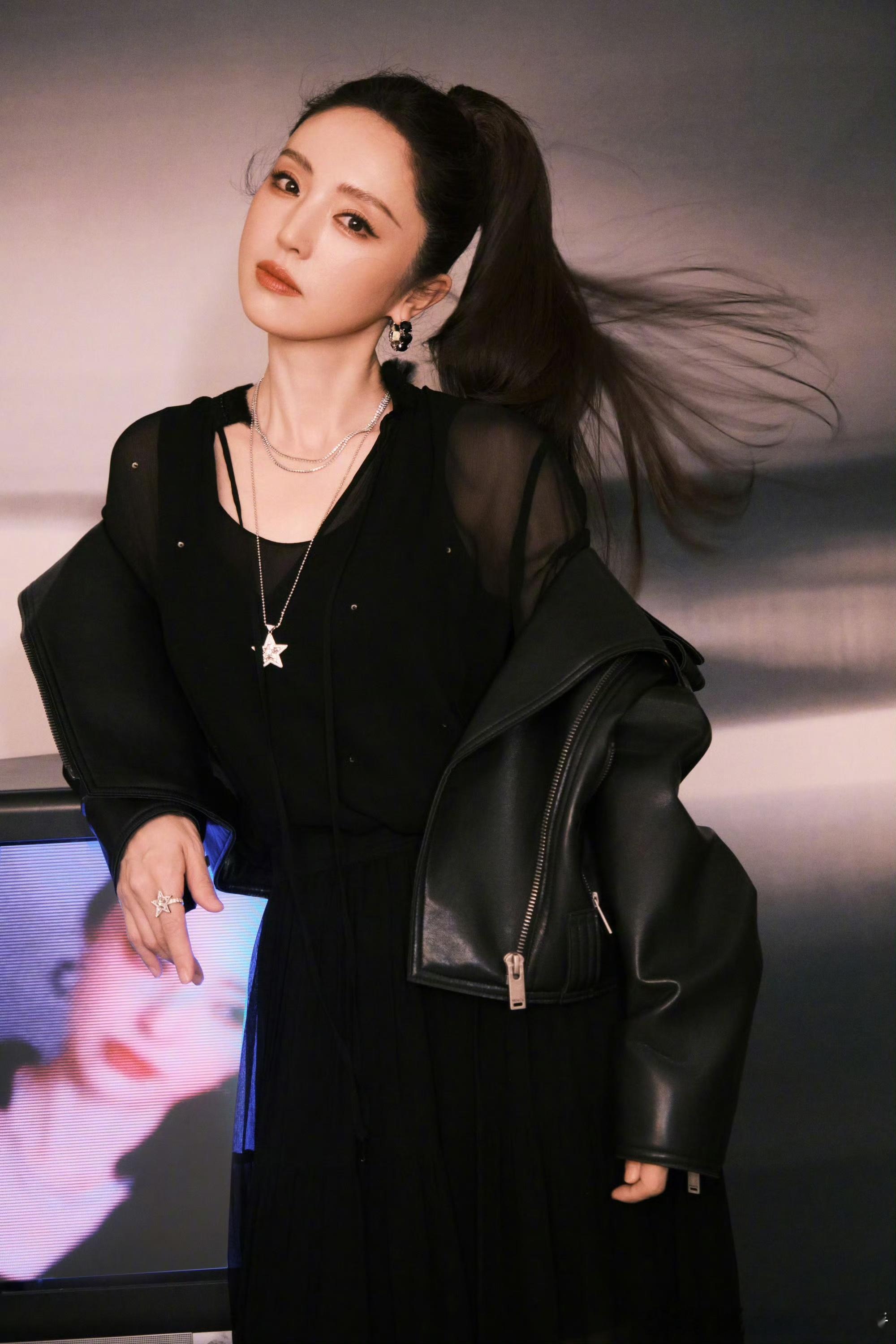 轮到董璇观察别人谈恋爱了 董璇的恋爱史曾被放大镜审视，如今她成了看客。角色互换太