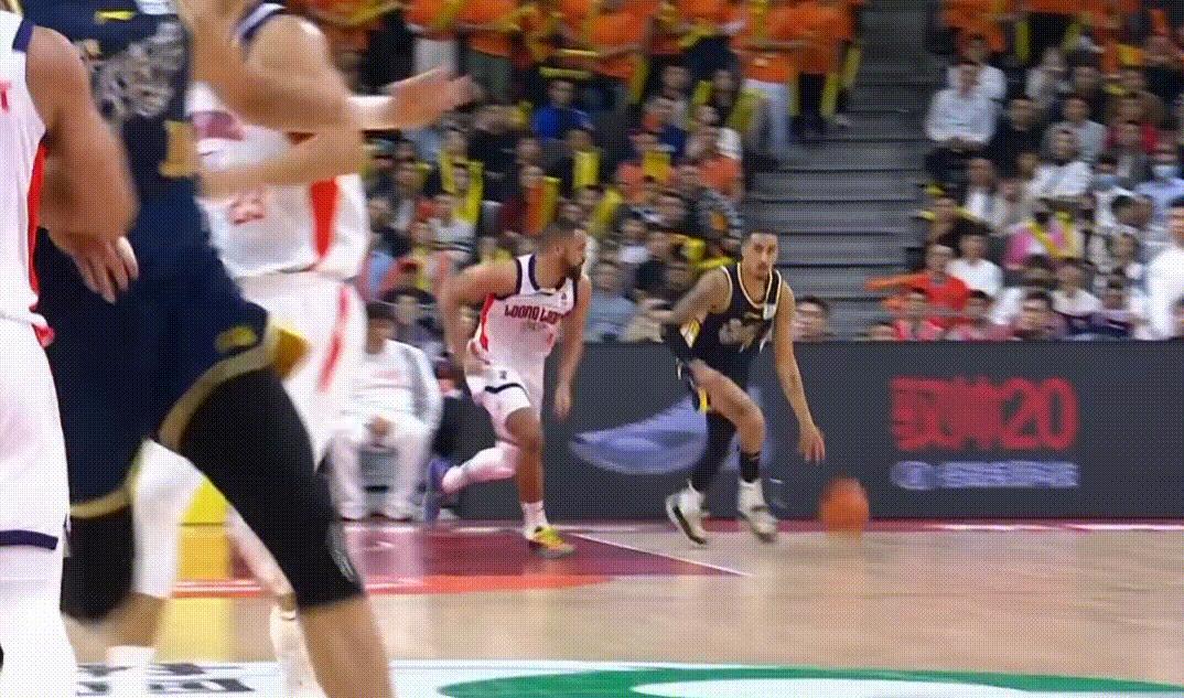 第二节开局杜锋指导试验了双小外阵容，没想到失误反而更多了，奎因是真不能持球呀，他