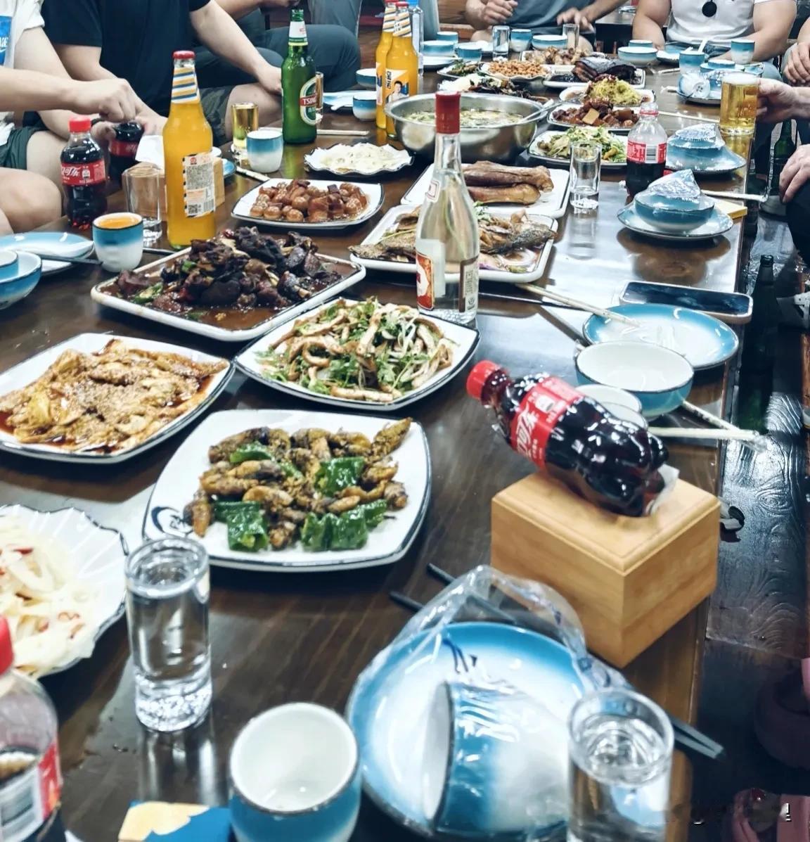 老板简简单单炒了几个菜，和兄弟们一起给我送个行！

兄弟们知道我要去青海了，提前