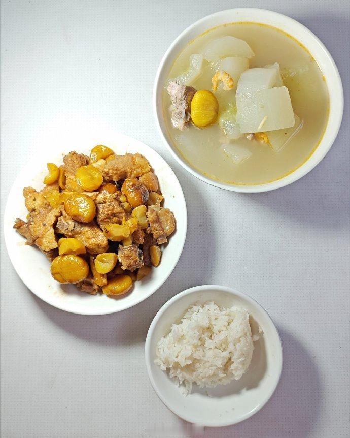 晚饭，排骨花腩焖栗子，猪骨虾干老黄瓜汤，米饭。