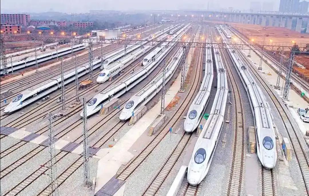 武汉人性子急，时间金贵，不能耽误，吃个热干面屁股都不占板凳，边拌边走边吃。公交车