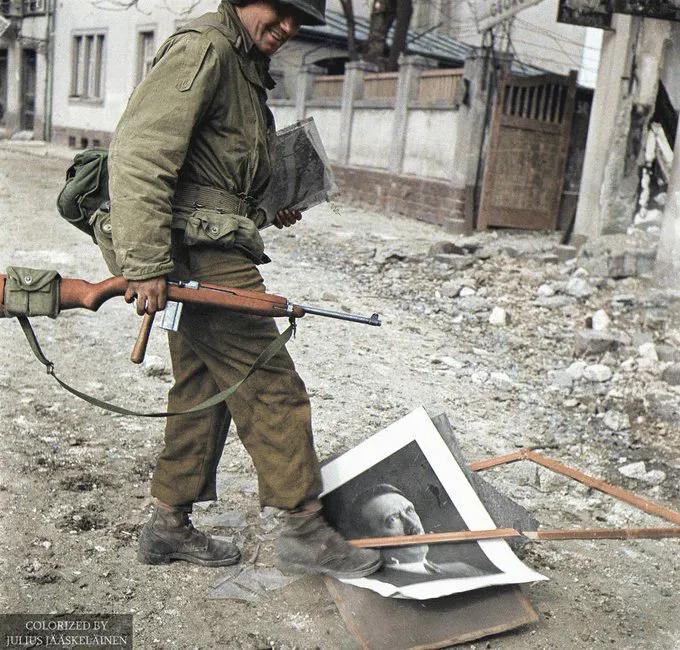 #岁月留影# 1945 年 3 月，德国科布伦茨，第 87 步兵师的一名士兵在阿