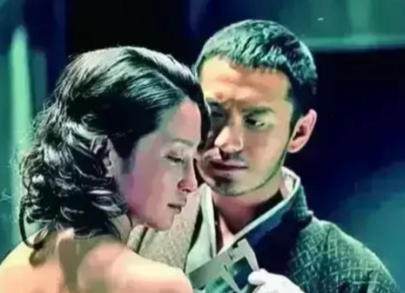 2009年，李冰冰在拍《风声》时有场裸戏，为了壮胆，她一口气喝了八斤哈尔滨啤酒，