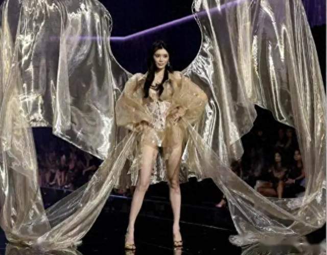 奚梦瑶时隔8年回归维密大秀：一场为女儿而来的从容归来