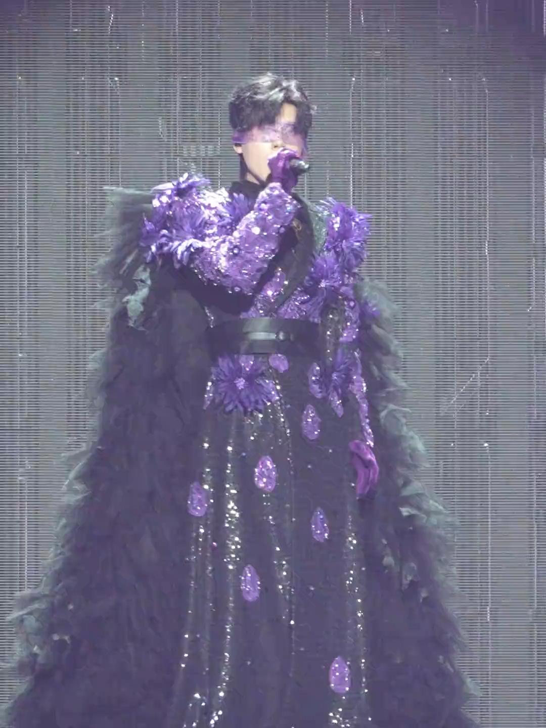 我嫉妒你的爱，气势如虹，像个人气高居不下的天后。你要的不是我，而是一种虚荣。有人